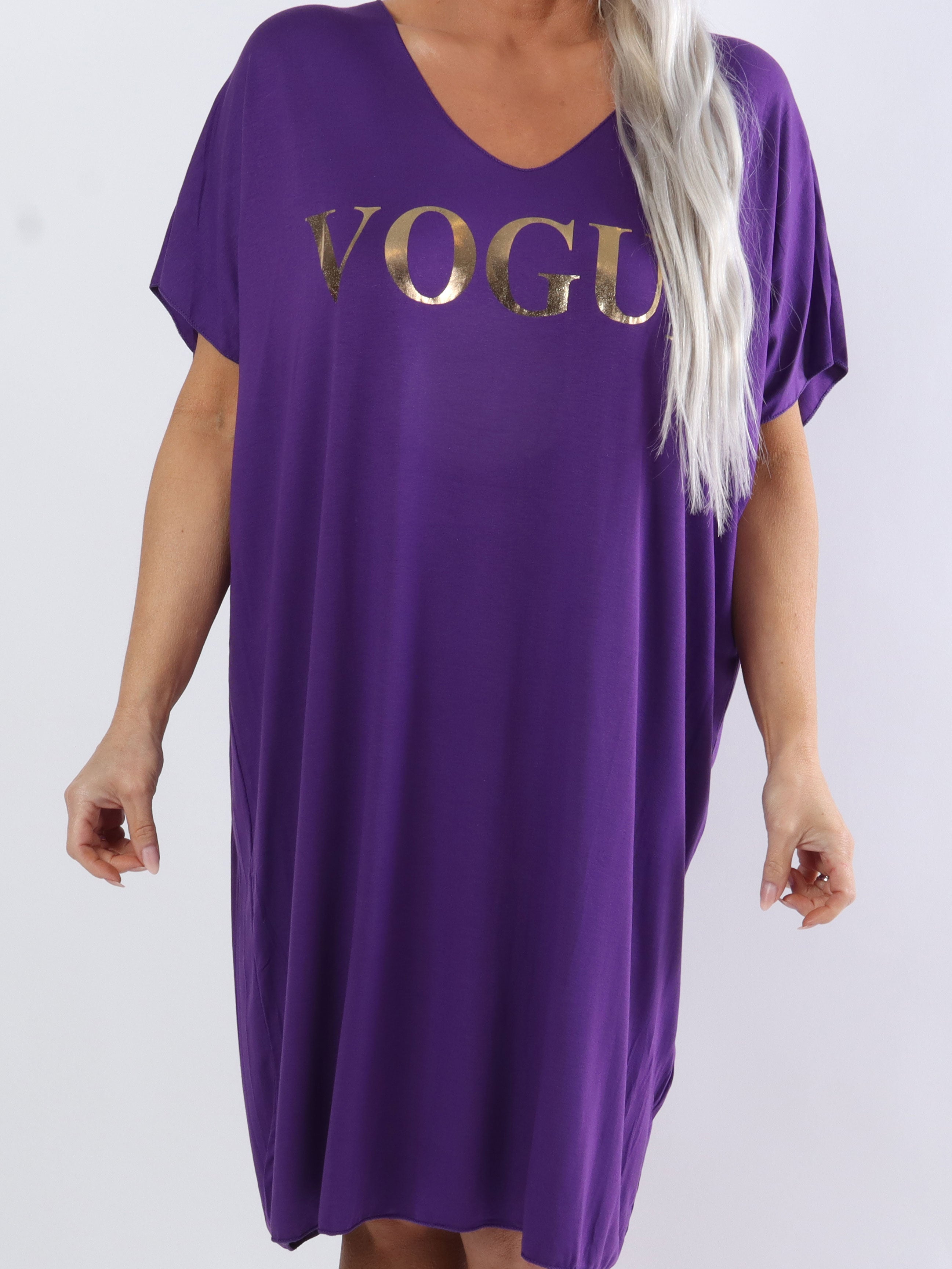 Vogue - Plus size t-shirtkjole i viskose med guld skrift
